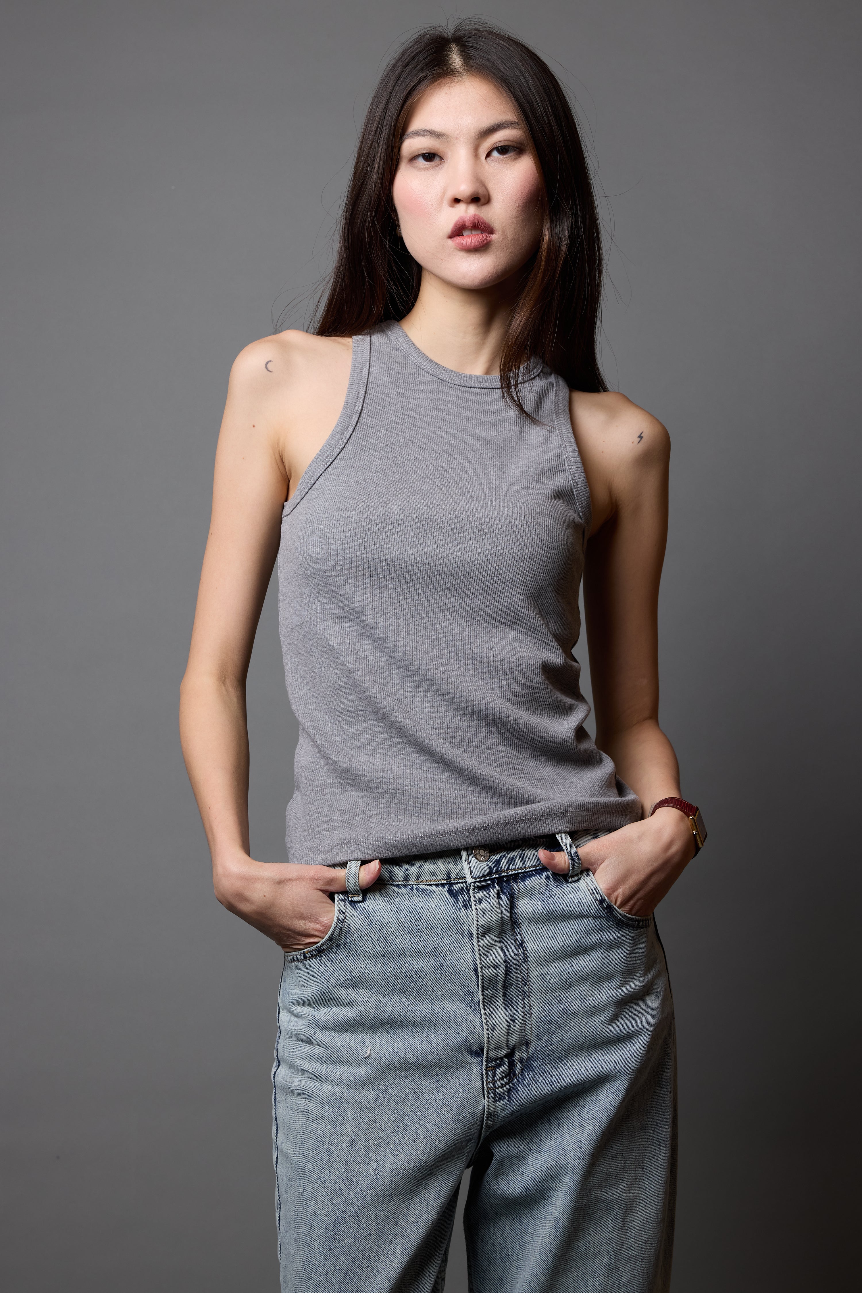 HALTER YAKA CROP TOP SOFT GREY